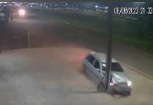 VÍDEO: Câmera de segurança flagra momento em que carro bate em poste de energia em Vilhena