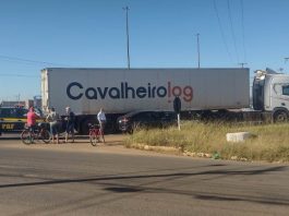 PRF registra acidente entre carreta e carro de passeio na rotatória do posto Simarelli na BR-364 em Vilhena