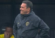 Torcida pede saída de Luxemburgo; treinador admite que Corinthians não evoluiu sob seu comando