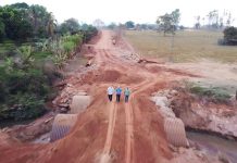 Ezequiel Neiva inspeciona instalação de tubos armcos na linha 200 em Rolim de Moura