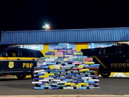 PRF para motorista que conversava ao telefone, enquanto dirigia, e acaba apreendendo 150 kg de entorpecente em Vilhena