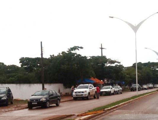 Motociclista faz disparos contra carro na Avenida Melvin Jones em Vilhena