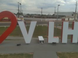 Menos de um mês após ser entregue, letreiro “Eu Amo Vilhena” é danificado