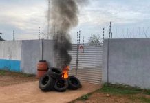 Moradores queimam pneus em protesto por falta de energia em Nova Mamoré