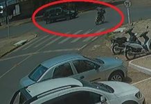 Câmera de segurança registra colisão entre bicicleta elétrica e carro no centro de Vilhena
