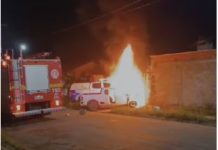 VÍDEO: motorista foge da polícia e durante perseguição bate de frente com viatura, derruba muro de casa e carro pega fogo em Vilhena