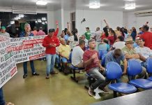 IPTU: com “panelaço” e nariz de palhaço, moradores lotam sessão e chamam vereadores de inimigos do povo em Cerejeiras; video