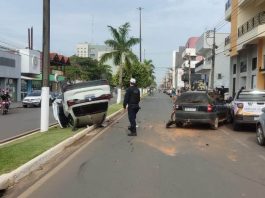 Colisão entre carros resulta em capotamento no centro de Vilhena
