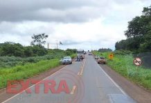 VÍDEO: motociclista embriagado bate em traseira de carro na BR-364 em Vilhena