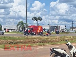Em Vilhena, motociclista é socorrido e levado ao hospital após colisão em rotatória
