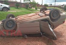VÍDEO: carro com cinco pessoas capota após colisão em Colorado