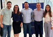 Lucas (a centro) ao lado de autoridades estaduais / Foto: Divulgação