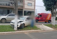 Motorista perde controle e colide com poste no centro de Vilhena