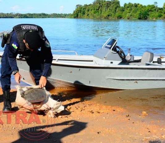 PM captura foragido durante fiscalização no rio Guaporé em Pimenteiras