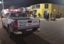 VÍDEO: motorista se atrapalha com pedais de carro automático e acerta motociclista em Vilhena; criança que estava na motoneta é levada ao hospital