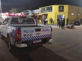 VÍDEO: motorista se atrapalha com pedais de carro automático e acerta motociclista em Vilhena; criança que estava na motoneta é levada ao hospital