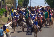 Escolha da Rainha e cavalgada animam início do 5º Agro Rodeio Show em Chupinguaia