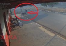 VÍDEO: ciclista desatento colide com motoneta estacionada na Avenida Paraná em Vilhena