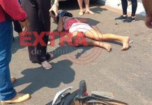 VÍDEO: motociclista sofre fratura no joelho ao desviar de motoneta e colidir com carro estacionado no Centro de Vilhena