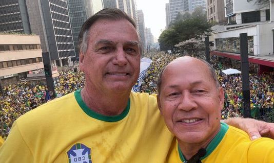 Coronel Chrisóstomo participa de ato na Avenida Paulista ao lado de Jair Bolsonaro em defesa da democracia