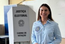 Mariana Carvalho vota na Escola Brasília e mostra confiança em vitória no primeiro turno
