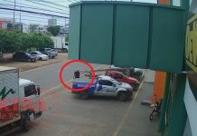 Câmera de segurança flagra homem furtando roçadeira e motosserra no centro de Vilhena