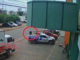 Câmera de segurança flagra homem furtando roçadeira e motosserra no centro de Vilhena