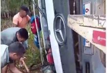 VÍDEO: carreta tomba e motorista é resgatado por companheiros de estrada próximo a Vilhena