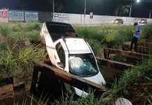 VÍDEOS: caminhonete cai em valeta de esgoto após colisão em cruzamento em Vilhena