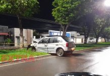 VÍDEO: motorista perde controle e bate em árvore em Vilhena; condutor não foi localizado