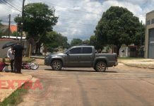 Colisão entre caminhonete e motocicleta resulta em uma pessoa ferida em Vilhena