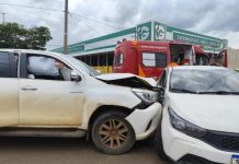 Colisão entre veículos em cruzamento deixa duas pessoas feridas em Vilhena