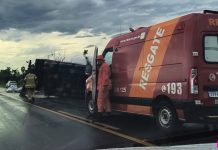 Carreta tomba e motorista fica preso às ferragens próximo ao distrito do Guaporé, na BR 364