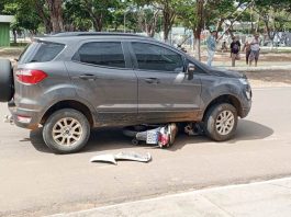 Motociclista é encaminhada ao hospital após colisão com carro em Vilhena