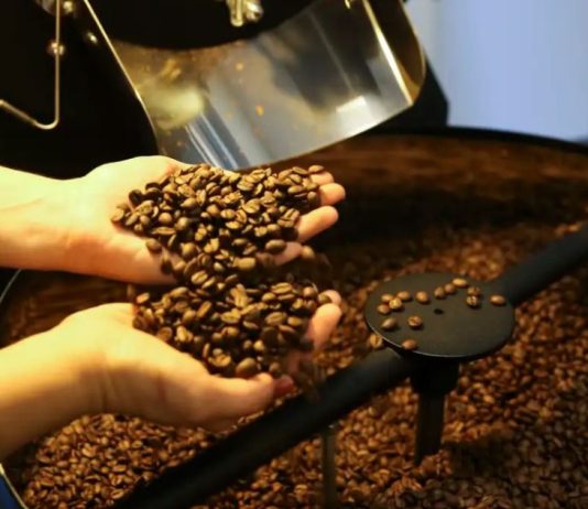 Clima, aumento do consumo e a China devem manter preço do café no Brasil em alta, diz Abic